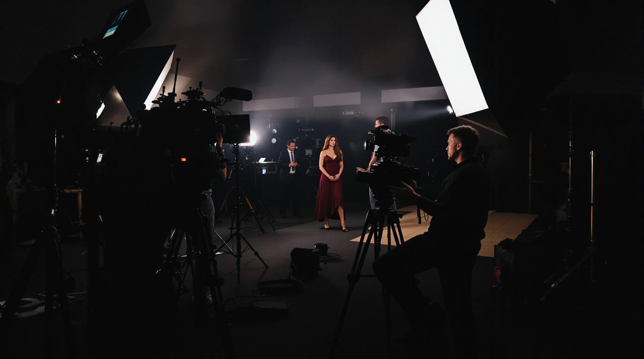 知名导演与女主角片场争吵视频流出,双方各执一词引发舆论分裂